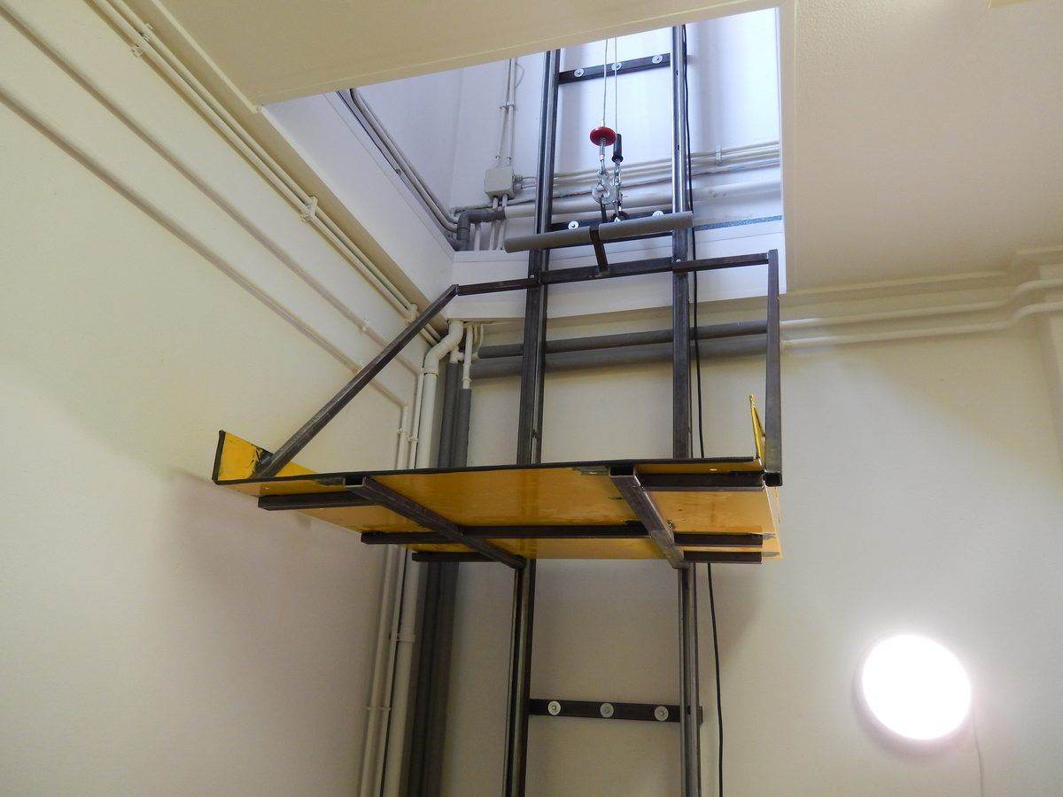 Hefplatform van goederenlift gemonteerd in schacht — TSKR BV laswerken