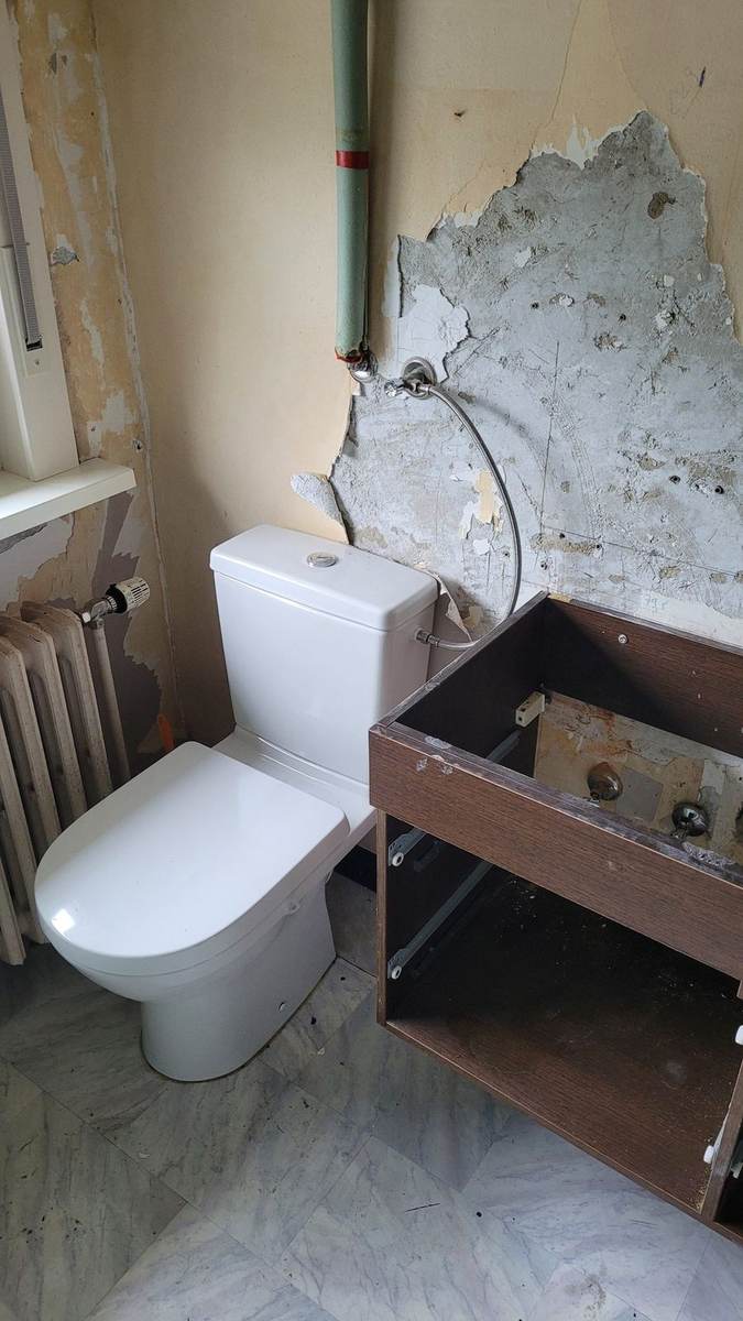 Badkamer voor renovatie — verouderd sanitair
