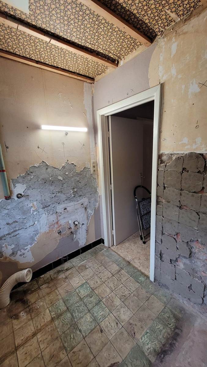 Badkamer B voor renovatie — verouderd sanitair en tegels